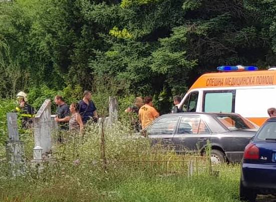 ИЗВЪНРЕДНО! Зверска катастрофа на Гробищния парк в Бургас, рязаха кола, за да извадят жена (СНИМКИ)