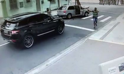 Насочиха пистолет срещу футболист! Вижте какво се случи (ВИДЕО 18+)