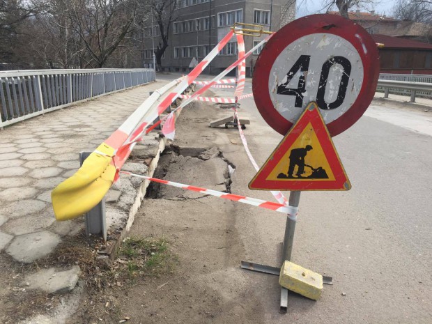 Пропадна мостът в Куклен, двете части на града разделени