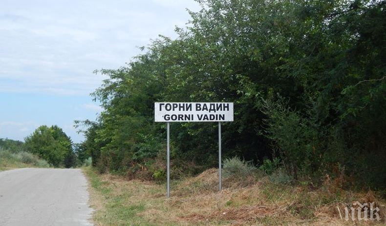 По неволя! Жители на две оряховски села за втори път сами ремонтират път в района