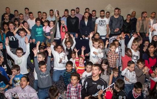 Бербатов зарадва гръцки деца за Коледа