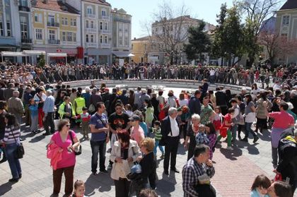 Елате пред общината и опитайте от 500-килограмовия козунак