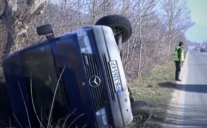 Микробус се преобърна край Пазарджик, четирима пловдивчани са в болница