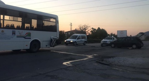 Катастрофа на пътя Асеновград-Пловдив, ударили са се кола и автобус