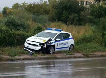 Столични полицаи надцениха възможностите на новите коли при мокра настилка (СНИМКИ)