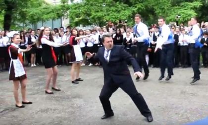 Директор взриви YouTube с танца си по случай края на учебната година ВИДЕО
