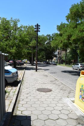 Демонтират още стари стълбове в
