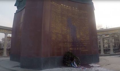 Оскверниха съветския паметник във Виена, заляха го с боя