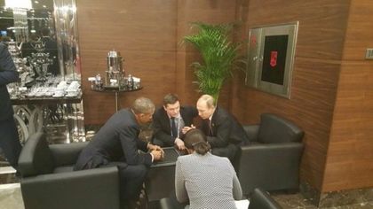 Камери фиксираха шпионин на 2 крачки от Путин и Обама (ВИДЕО)