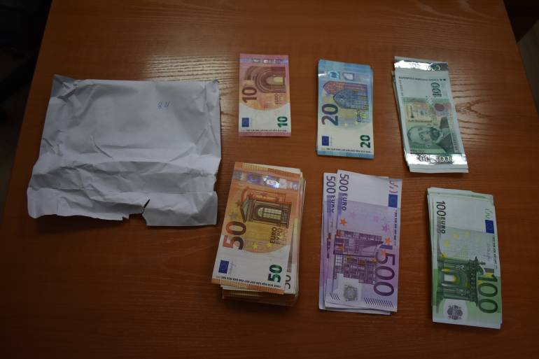Русе: Недекларирани 30 000 евро в тайник на микробус са открили митническите служители на ГКПП 