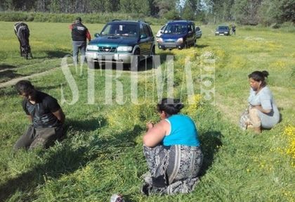 Петрички ченгета натръшкаха тумба роми насред гората! Спецакцията бе заради гнета (СНИМКИ)