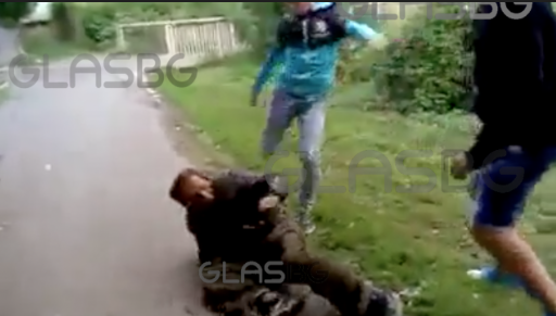 УЖАСЯВАЩО ВИДЕО: Младежи пребиха пенсионер с ритници! 