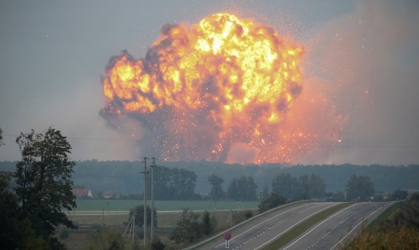 10 000 евакуирани след взрив в склад за боеприпаси в Украйна
