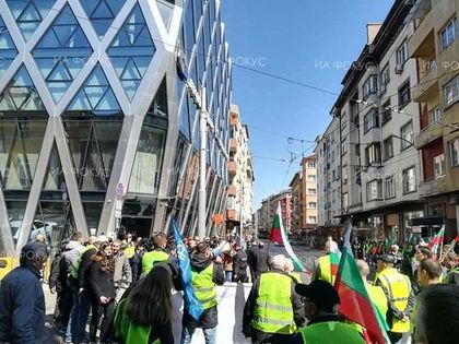 София: Протестиращите срещу пакет „Мобилност“ превозвачи блокираха движението пред сградата на Представителството на ЕК в България