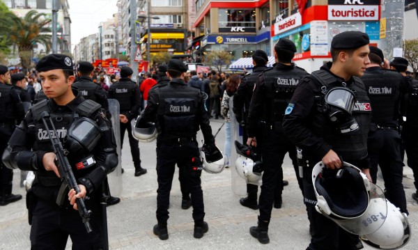 Чистките в Турция продължават – 4000 души уволнени