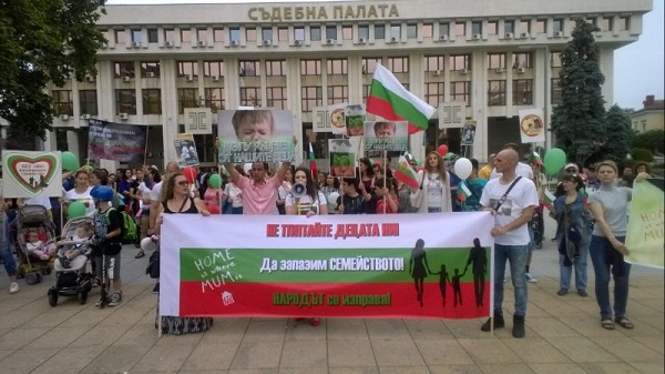 Бургас: Протестно шествие под надслов „Не на „Национална стратегия за детето 2019-2030 г.“ се проведе в града