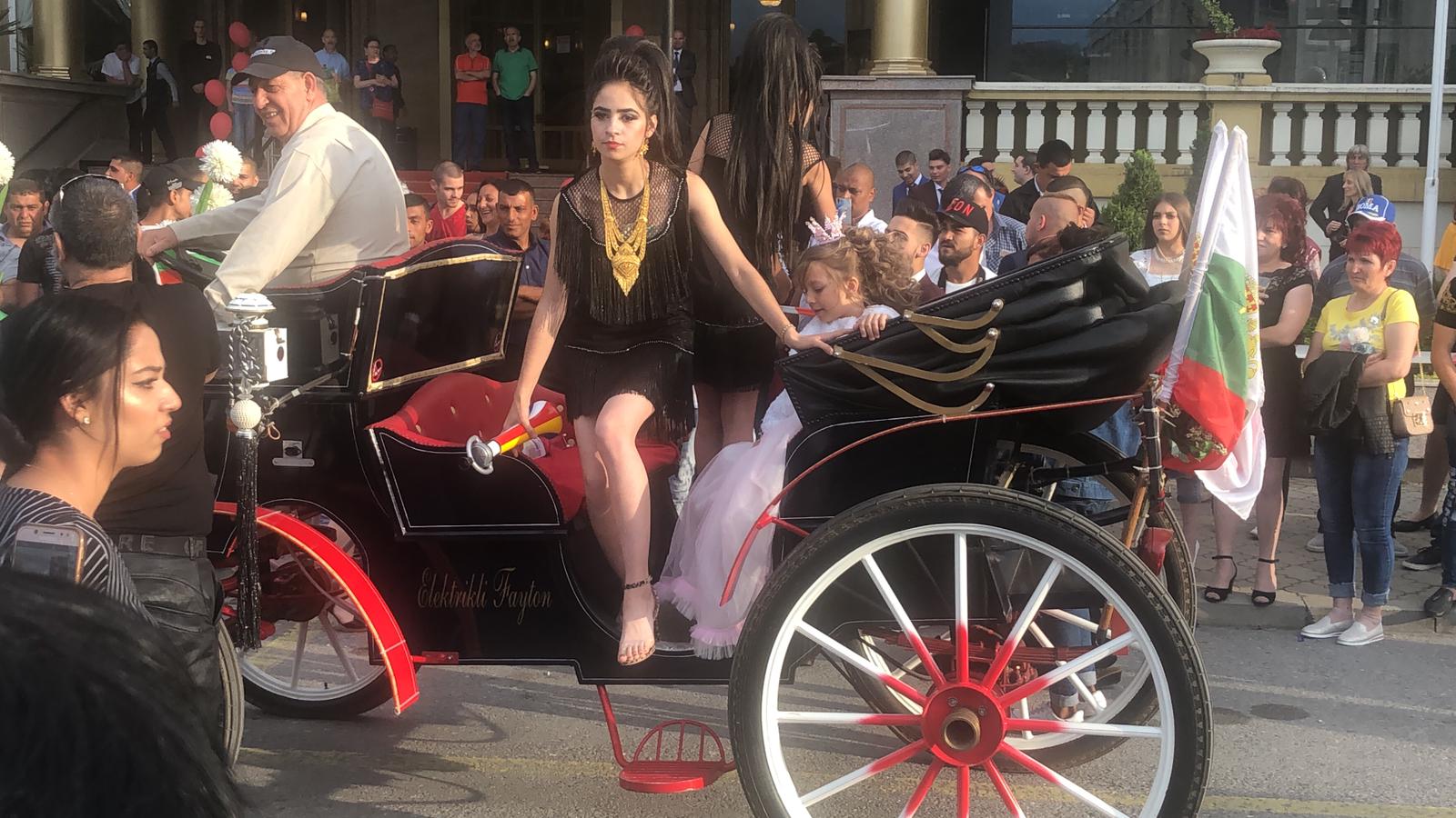 Ромски принцеси пристигнаха с кило злато и карета, друга цъфна с цял оркестър