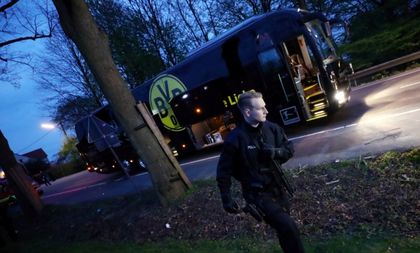 Вратарят на Борусия (Дортмунд) вадил стъкла от ръката на пострадалия си съотборник