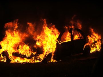 Търновец сам потрошил и запалил автомобила си Преди да унищожи возилото, собственикът свалил номерата и дрифтил