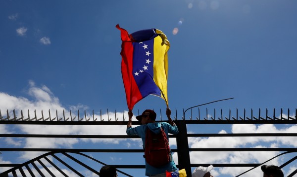 Дезертиране или спасение? Войници от Венецуела избягаха в Колумбия