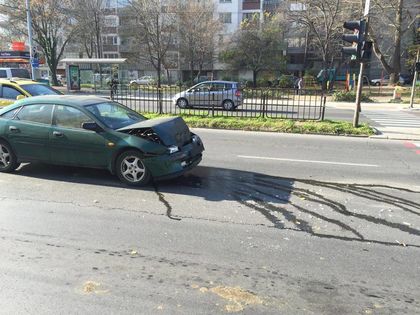 Катастрофа до Лекси! Автомобил се наниза в спрял на пешеходна пътека (снимки)