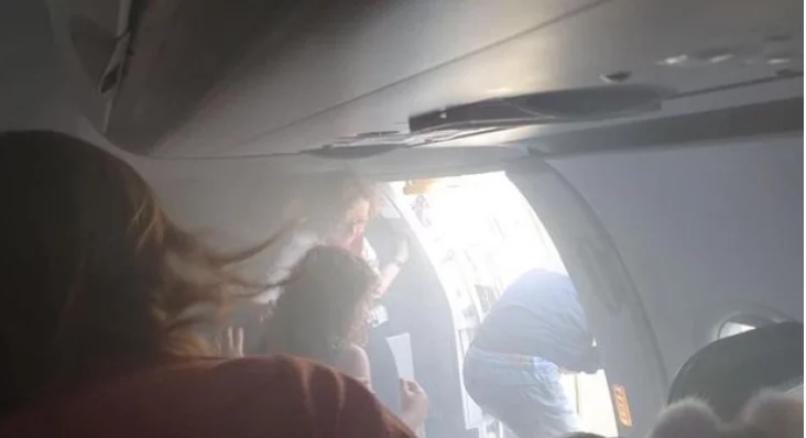 Евакуираха пътници и екипаж на самолет след димна завеса в салона