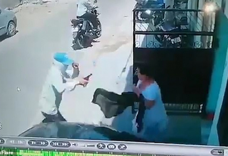 Бандит с пистолет се опита да обере жена, но попадна на грешния човек.... (ВИДЕО)