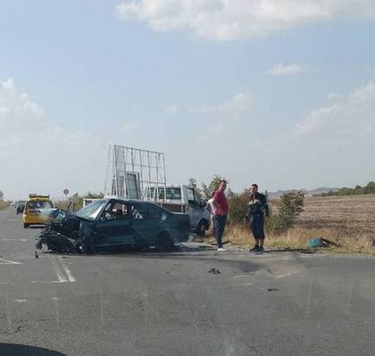 Бургазлия регистрира новата си кола в КАТ, размаза я в "Голф" на път за вкъщи (СНИМКИ)