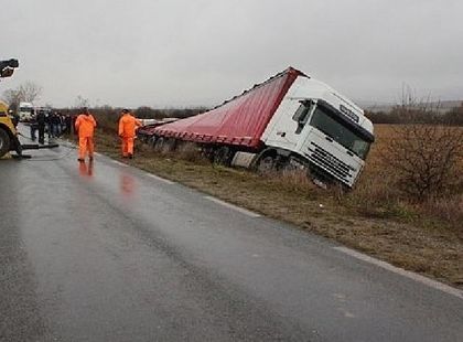 Камион се заби в мантинела на магистралата