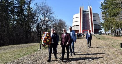 Румен Петков, Цветан Антов и проф. Асен Балтов положиха венци пред паметниците на Пирогов в Плевен и Пордим