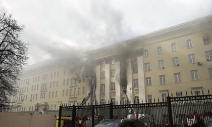 Огромен пожар гори в руското министерство на отбраната