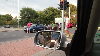 СНИМКИ: Три коли се нанизаха до Лаута в пиков час