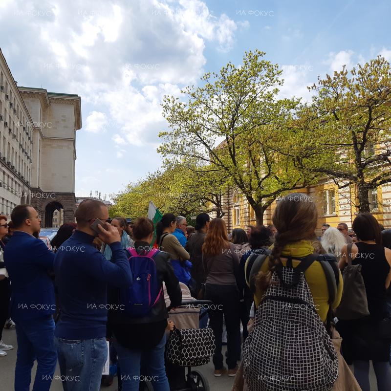 София: Протестиращите срещу приетата „Националната стратегия за детето“ се насочват към сградата на Министерството на образованието