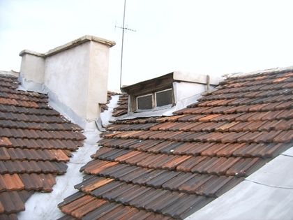 Работник почина, след като падна от покрив