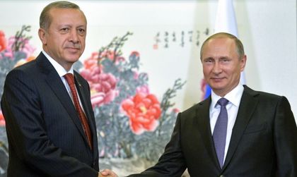 Флиртът продължава - непринуденост и шеги на срещата Путин - Ердоган