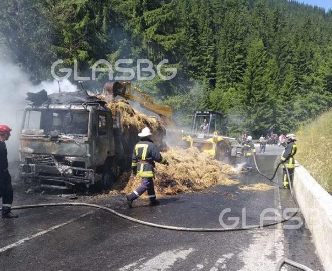 Камион със слама се запали край Рожен, блокира трафика (Снимки)