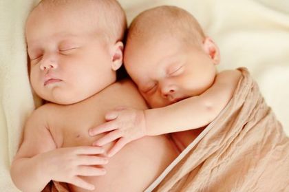Тежък случай: 14-годишна от Сливен роди сиамски близнаци, състоянието на бебенцата е драматично