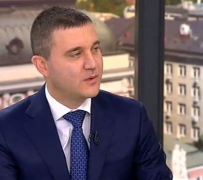 Горанов: Целта на данък „уикенд” не са телефони и таблети