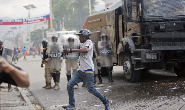 Сблъсъци в Хаити: Демонстранти срещу полицаи