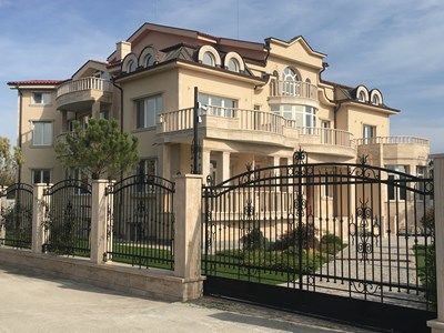 Още 42 000 лeва данъци дължи Цар Киро за палатите си в Катуница