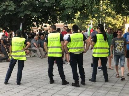 Полицията връща хора от протеста в Асеновград! (СНИМКИ)
