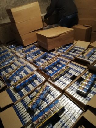 Над 900 000 къса цигари са задържани при две проверки на имоти в София и Перник