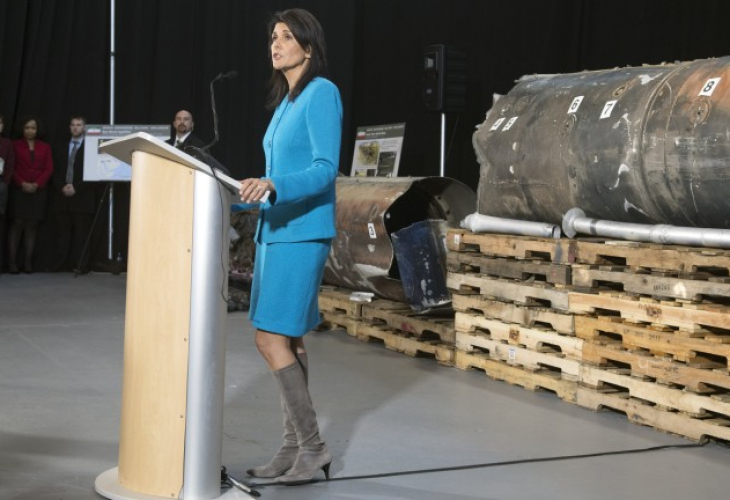 От военна база във Вашингтон и с готина синя поличка Ники Хейли показа ламарини от иранска ракета (СНИМКИ)