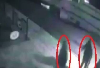 Първо ВИДЕО с качулатите, които драснаха клечката на ресторанта на Божо Кравата