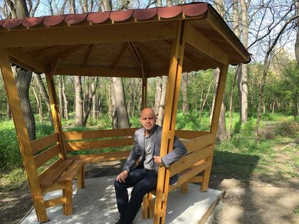 Две нови беседки за посетителите монтират в парк „Лаута“