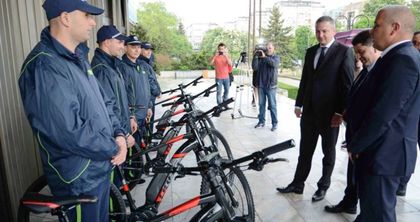 Кметът Портних даде четири електрически велосипеда и две нови коли в помощ на полицията във Варна
