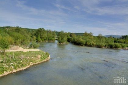 Пожарникари спасиха двама мъже и шест деца, бедстващи в Арда