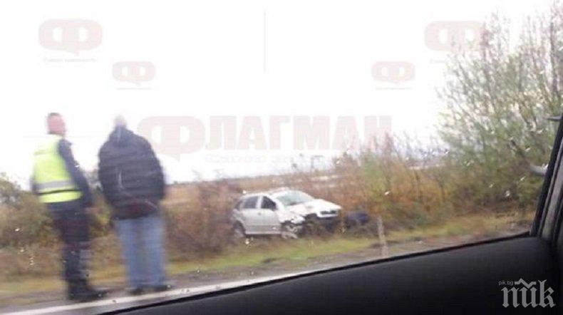 Огромна тапа на входа на Бургас, кола се хвърли в канавката (СНИМКИ)