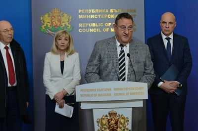 Строителите: Не ни политизирайте, иначе ще излезем с камионите и извън София