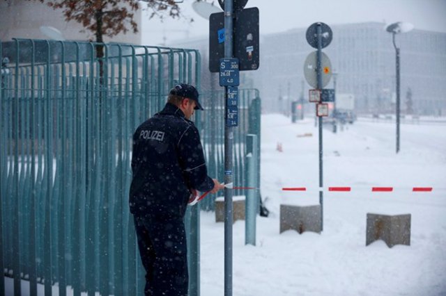 Офисът на Меркел отцепен заради подозрителен пакет